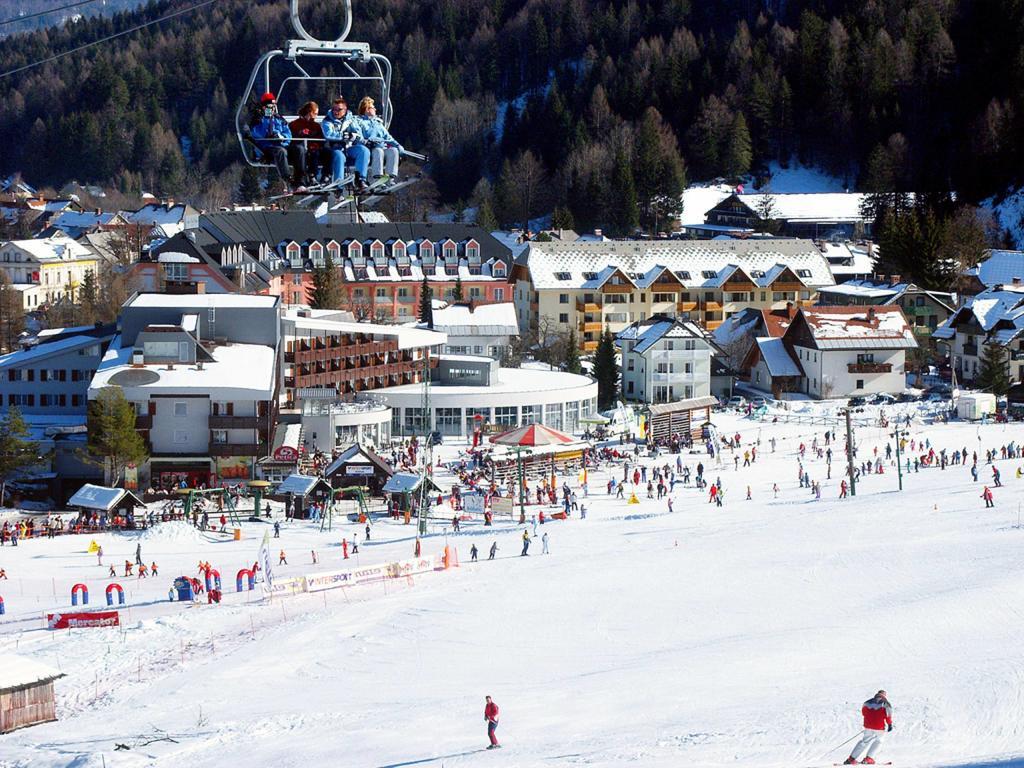 Apartment Mojstrovka With Terrace In City Center Kranjska Gora Chambre photo